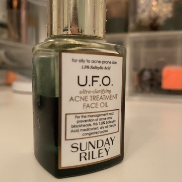 Sunday Riley Acne Treatment Oil - Picture 3 of 4